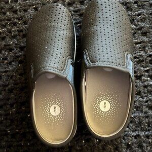 Revitalign women's slippers size 7. Runs wide. Fairly new. With box.